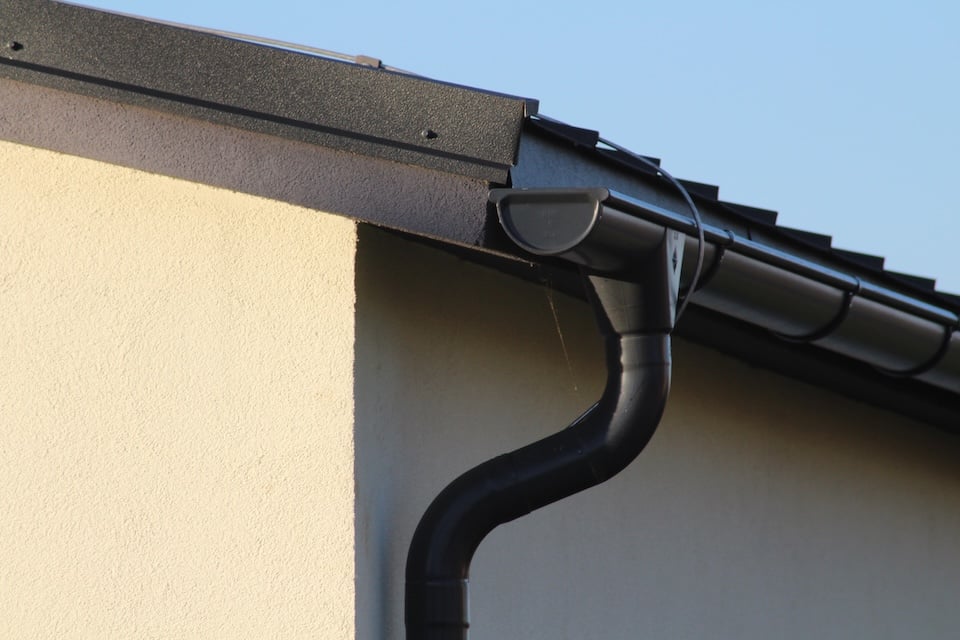 gutter colors-black gutters on white sided house