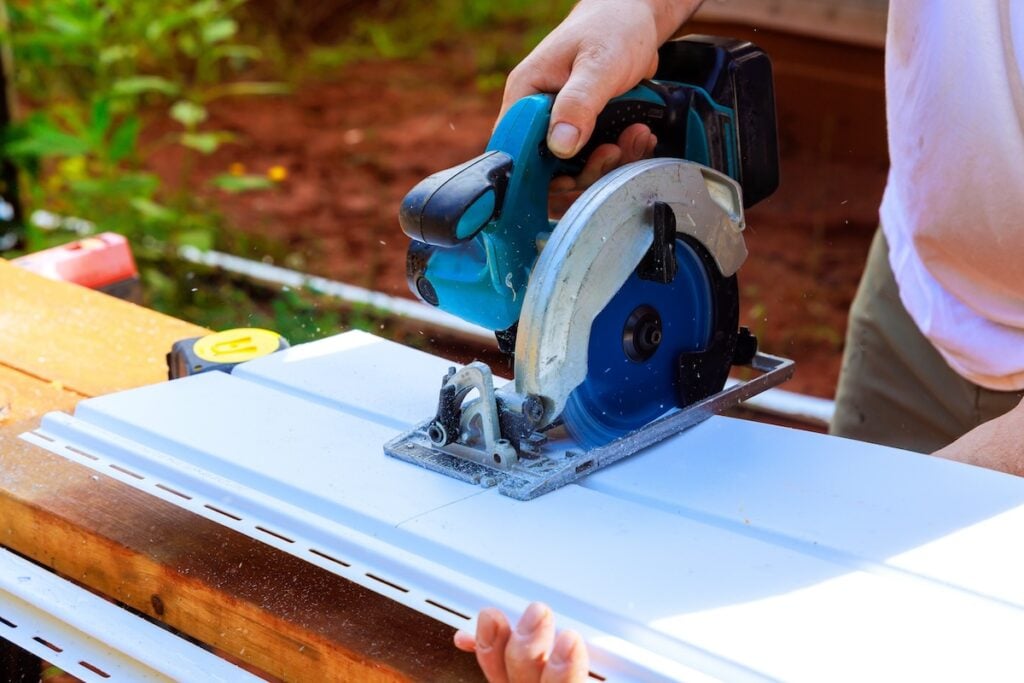 circular handsaw to cut hardie board